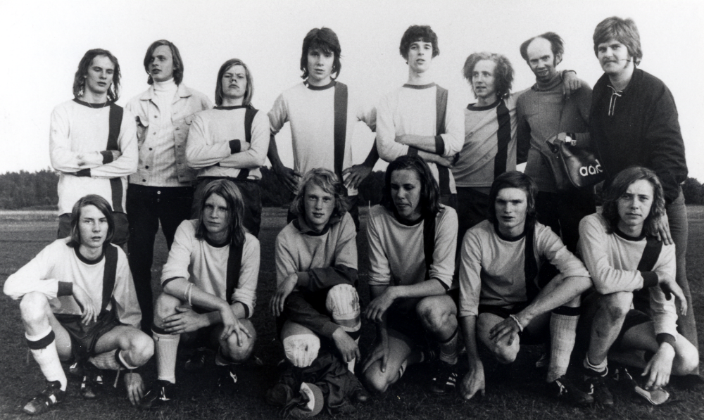 Frösunda SK på bortaplan i Norrtälje.  I övre raden står fr v: Jonas Hyppel, Janne Olsson, Håkan Dahlberg, Willy Andersson, Björn Andersson, Dick Sjöstrand, Bengt Pettersson och Tovio Larsson.  Nedre raden fr v Tommy Björk, Torsten Hulin, Anders Öhman, Micke Dahlberg, Hans Thorsaeus och Christer Westerberg