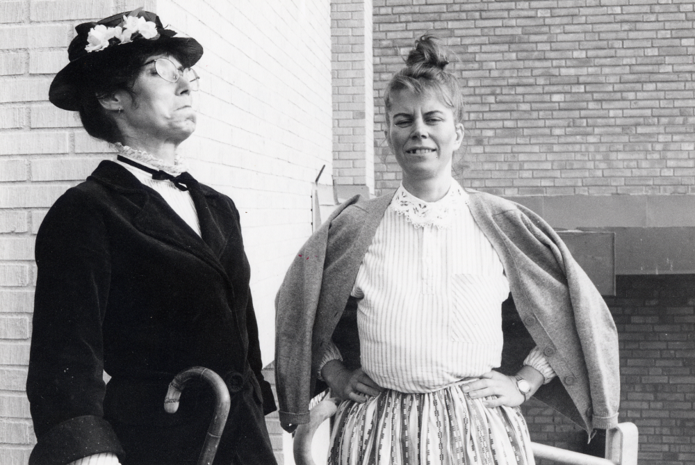 Tärningen invigs. Från Vallentuna biblioteks barnavdelningen har Mary Poppins, Eva Rahmqvist, och Teskedsgumman, Lena Lundgren, kommit ut på Tuna torg