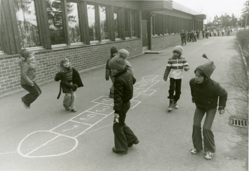 Elever i Karbyskolan hoppar hage på rasten. Foto och uppgifter: Fredrik Andersson.