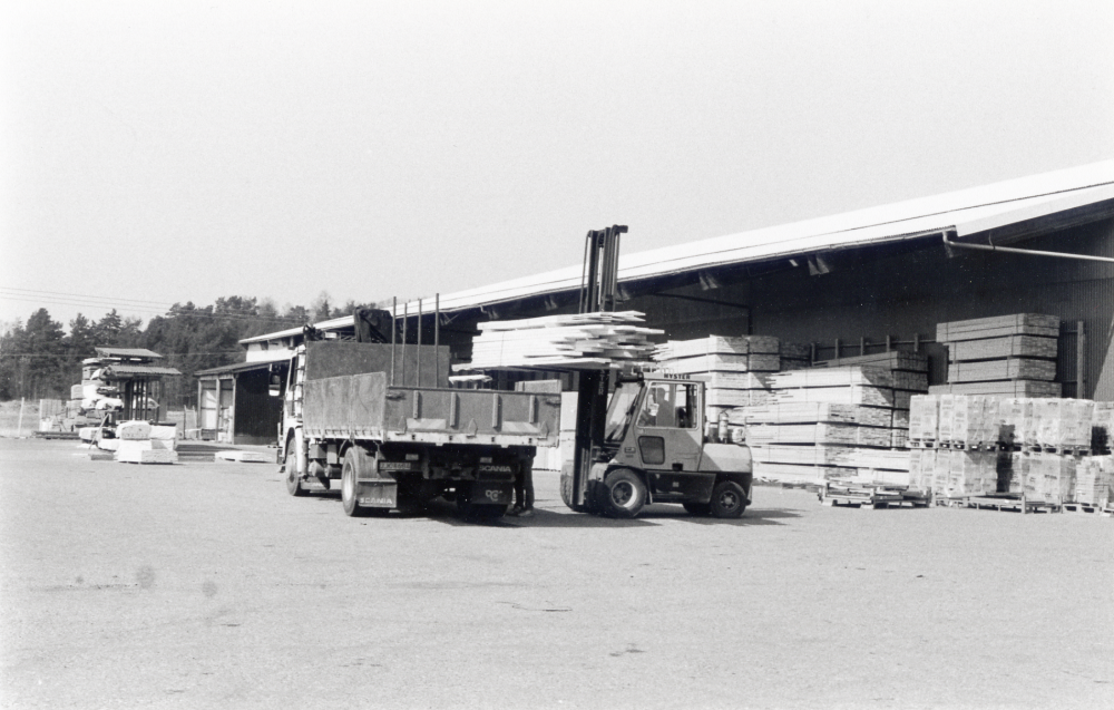 Canada Bygg AB i Rosendals industriområde.  En gaffeltruck lastar bräder på en lastbil