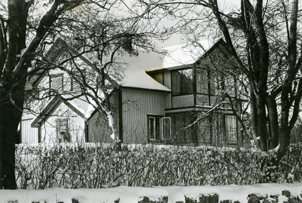 Ekeby gård efter utrymningen, innan rivningen.

•Fotografiet ingår i bildserien ”Vardagsliv i Vallentuna kommun” av Rachael Gough-Azmier & Gunilla Blomé, Haga Studios HB.