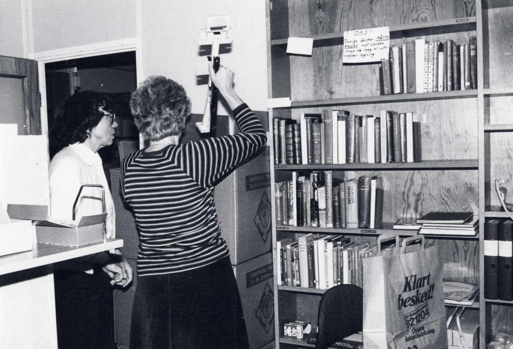 Vallentuna bibliotek på Allévägen.  Flyttningen till Tärningen pågår.  Här packar Ulla Mörk t v och Anitha Gräns kontorsmaterial i bibliotekts kontor