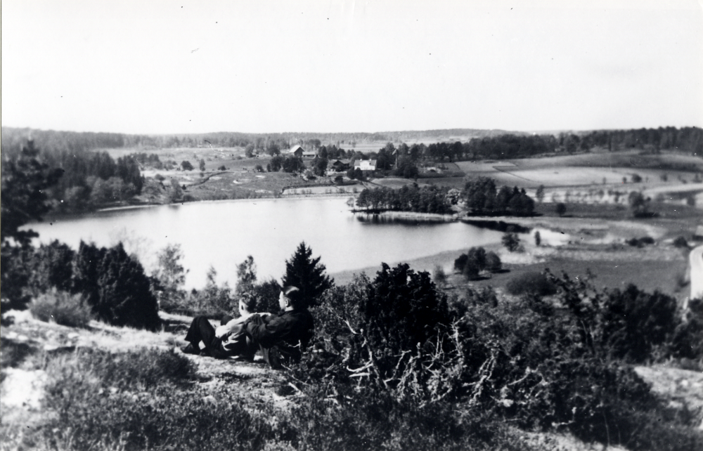 Utsiktsbild över Garnsviken med inloppet till Husaån. Uppgift om fotoår saknas, men troligen tidigt 1900-tal.