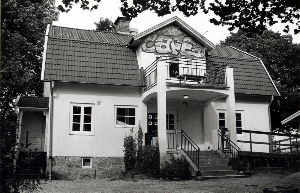 Café Bruket på Åby gata 1 i Vallentuna. Axel Lundqvist, ägare till Vallentuna tegelbruk, byggde och bodde tidigare i villan, en av de s k Tegelbruksvillorna. Huset har bl a inrymt fritidshem. Café Bruket har nu lunchservering med kravmärkta råvaror tillverkad av ungdomar. E m och kvällar har Café Bruket fritidsverksamhet. Huvudman för Café Bruket är Fritid Vallentuna