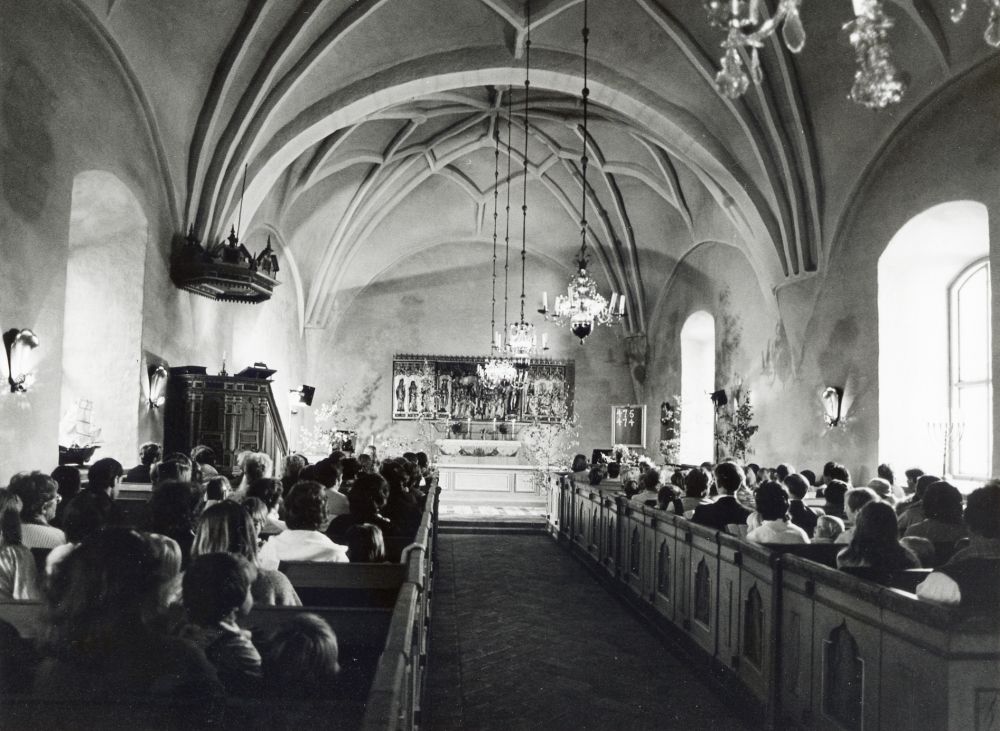 Sista skolavslutningen i Kårsta kyrkskola efter vårterminen 1982.  Fr o m höstterminen 1982 flyttar barnen i  den nya Kårstaskolan vid Bergsjö- vägen.  Skolbarn, lärare och föräldrar i Kårsta kyrka vid sista skolav- slutningen i Kårsta kyrkskola