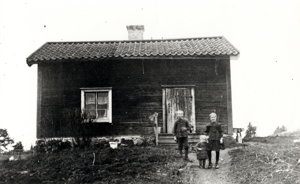 Stensta i Kårsta. I huset bodde Albert och Hilma Andersson med dottern Ida. Utanför huset står fostersonen Axel Halvardsson, sommarbarnet Gunvor Dräktström och fosterdottern Anna-Lisa Larsson (Marianne Tomaszewskis mamma)