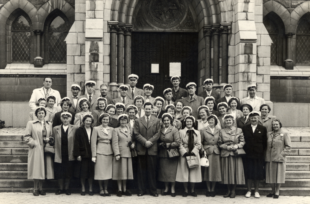 Vallentuna hembygdskör deltog i Östra Upplands körförbunds sångarfärd till Åland och Finland.  Foto framför Åbo domkyrka.  Dirigentens namn var Dahlström