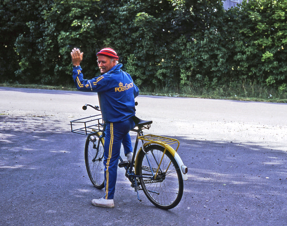 En arbetsdag med lantbrevbärare Mikael Mattsson. Karl Stenqvist på cykel på Olsborgsvägen; Karl Stenqvist på cykel på Olsborgsvägen. Han var brevbärare, men arbetade även på biografen i Vallentuna och gick i pension i slutet av 1970-talet. Hans söner Kurt och Lars och även hans barnbarn Tomas arbetar eller har arbetat på Posten i Vallentuna.