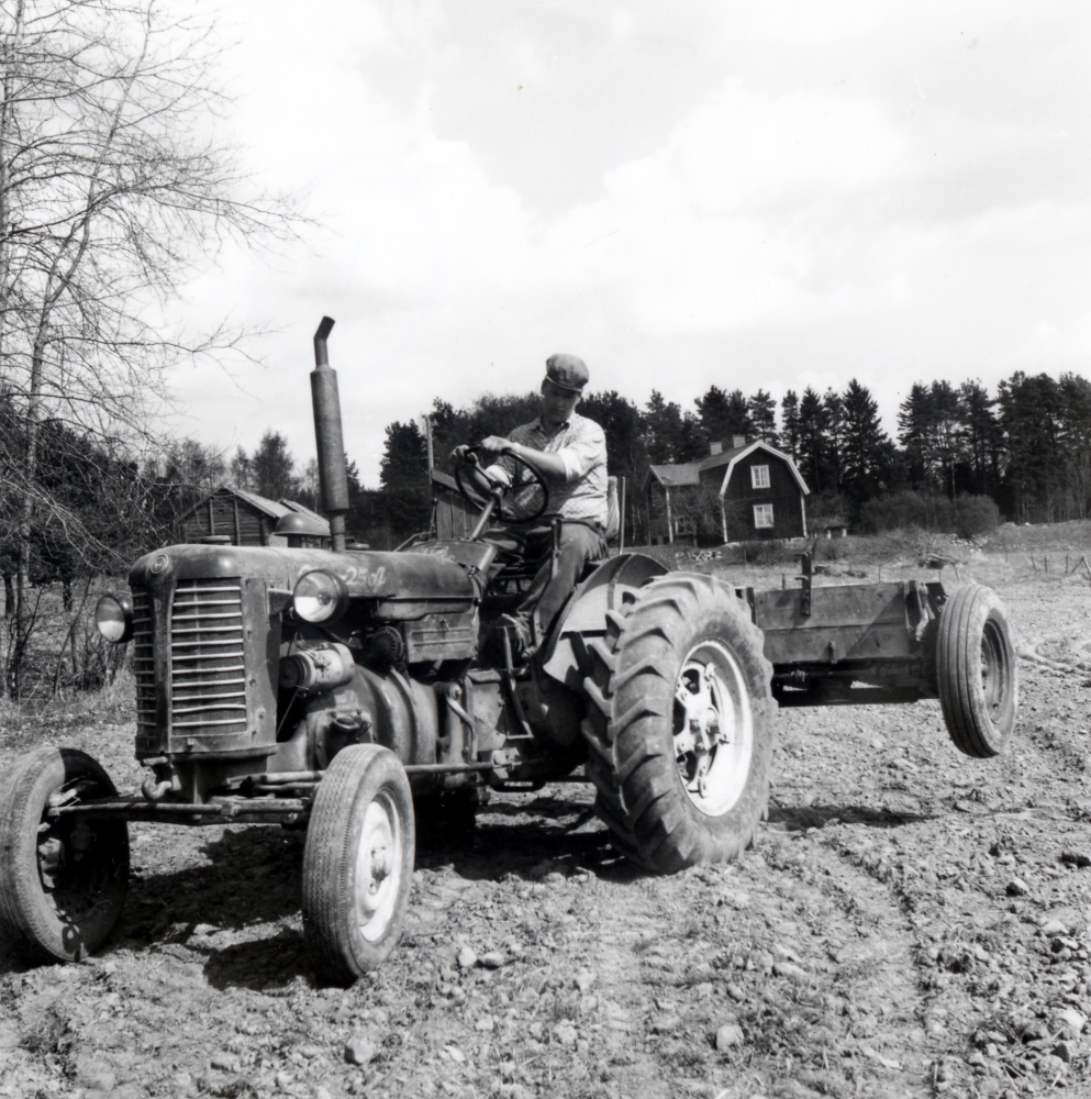 Traktorn  kör ut med en vagn