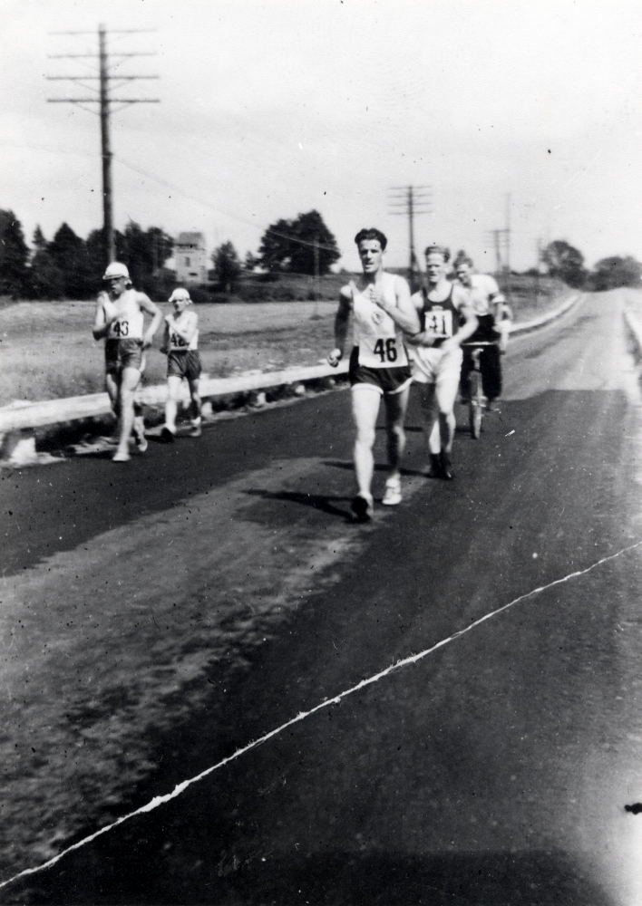 Gångtävling 10 km, Roslagsgången, med start och mål i Dragonhagen i Brottby. Elis Hultgren Brottby SK leder.  Han kom i mål som 2:a.  Bilden är tagen före vändpunkten i Karby.  I bakgrunden t v syns Kvarnbacken