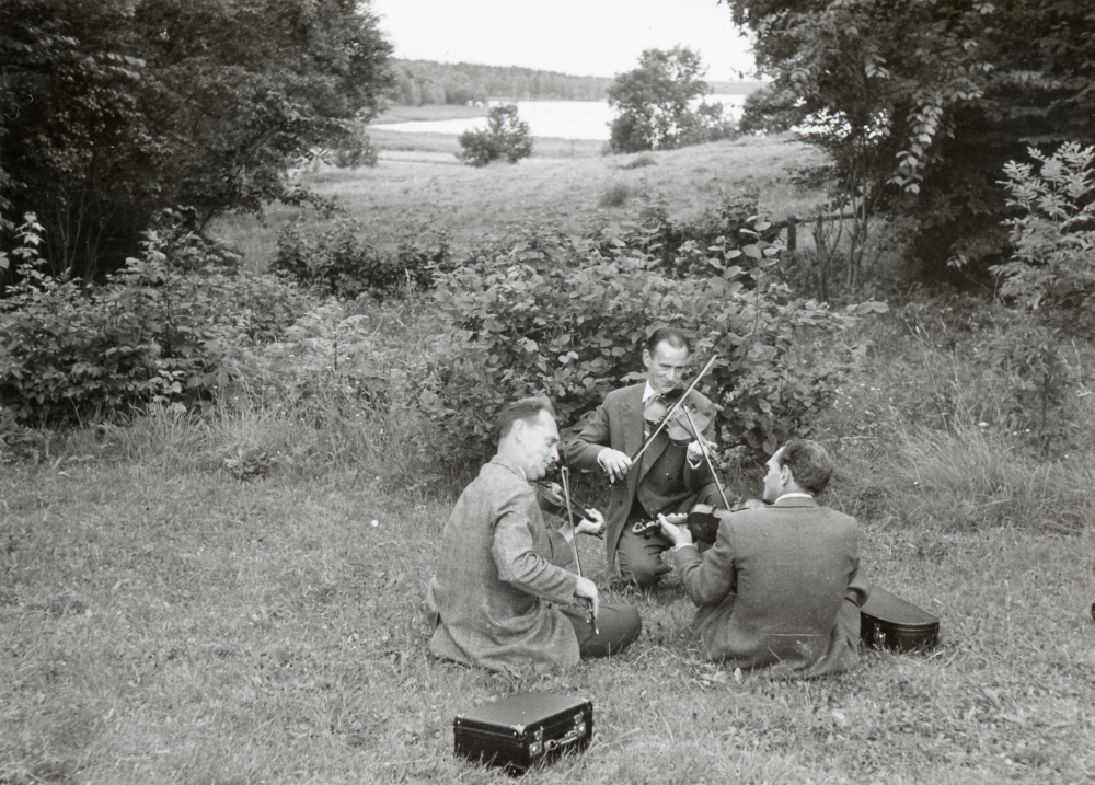 Medlemmar ur Rickeby spelmanslag spelar vid Vallentuna prästgård sommarfest???