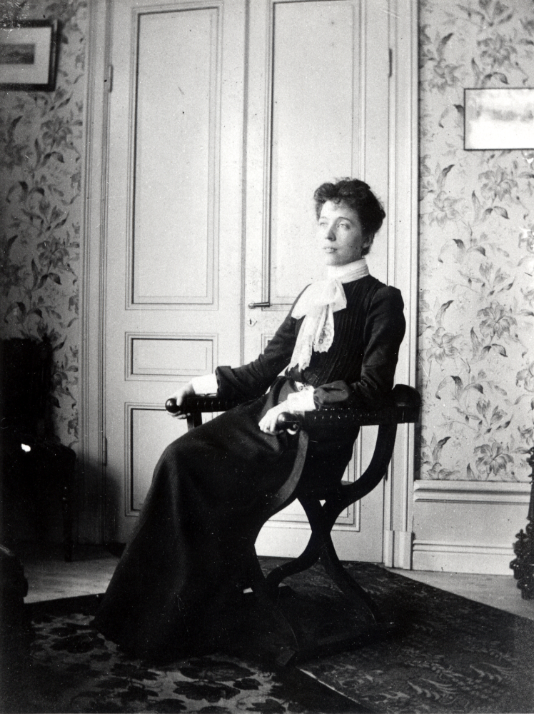 Jenny Carlsson, förmodligen i hemmet i Jönköping, före flytten till Vallentuna.  Ester var dotter till Johanna och B C Carlsson som köpte Väsby gård 1906