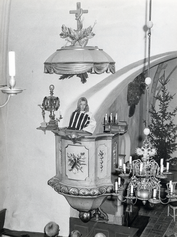 Vallentuna kyrkospel  uppföres i  Össeby-Garns kyrka  En herde talar från  predikstolen