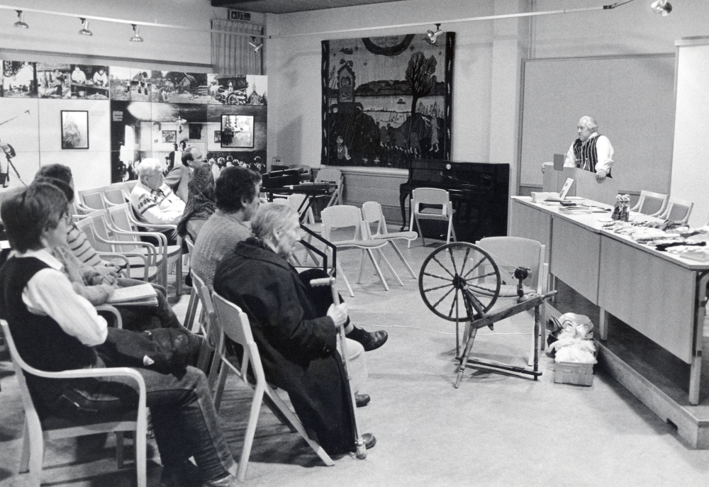 Runö, svenskön i Rigabukten, en utställning i Vallentunasalen 4-16 mars 1985.  Jacob Steffensson, som själv kommer från Runö, berättar och visar bilder i anslutning till utställningen i programmet Kring svenskön Runö