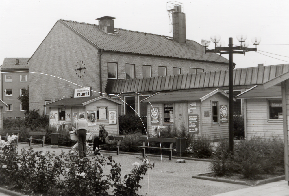 Valstugor på Tuna torg Fotografiet skadat, emulsionen sprucken