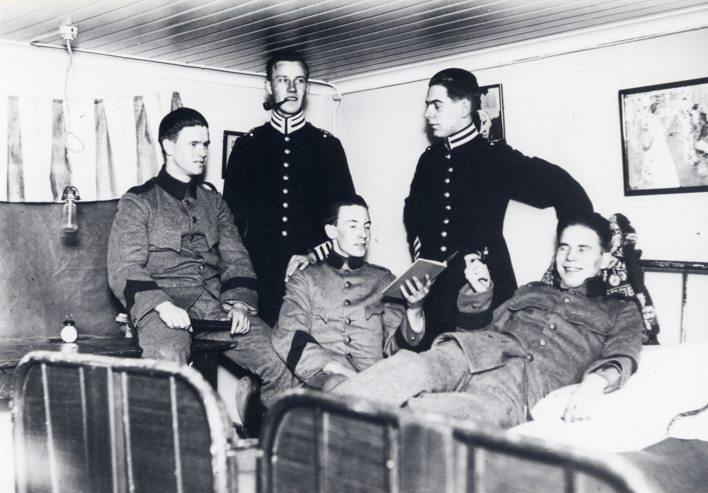 Interiör från Karlbergs kadettskola. I mitten med boken i handen sitter Ernst Gustafsson från Vallentuna, son till skomakare K P Gustafsson