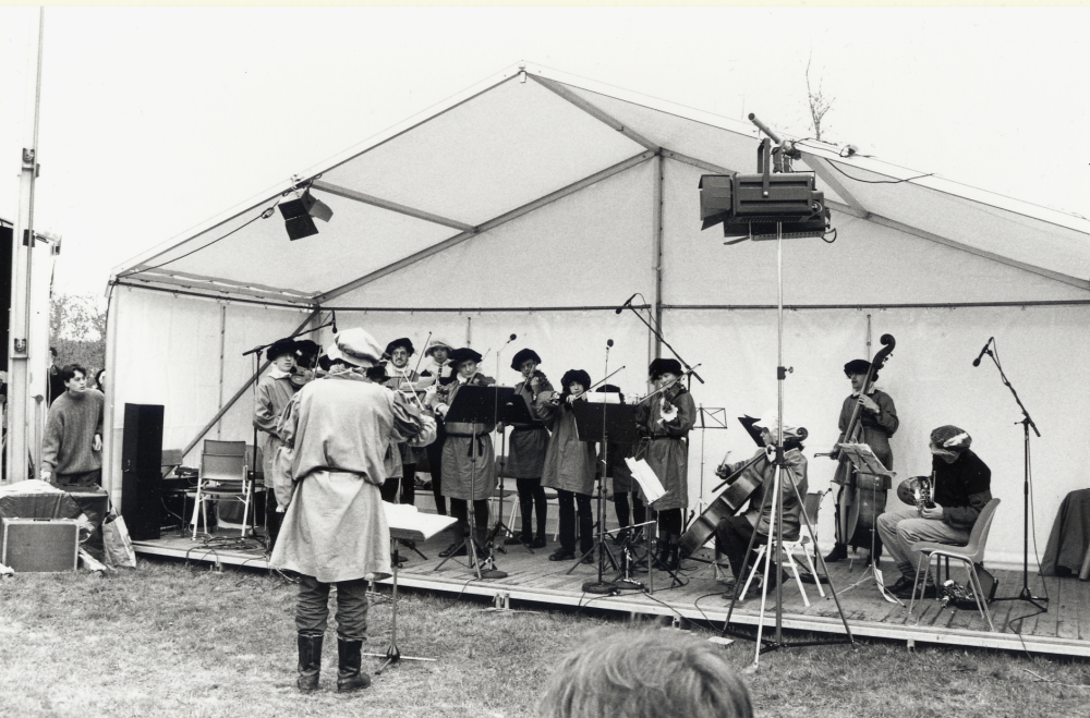 Gustav Vasa föddes på Lindholmens gård i Vallentuna 1496. Under maj månad firades i Orkesta Gustav Vasa 500 år .  Föreningar och enskilda arbetade gemensamt för ett festligt och minnesvärt jubileum.  I slottets trädgård spelades operan Gustav Wasa av J G Naumann.  Musikalisk ledare var Bo Ericsson