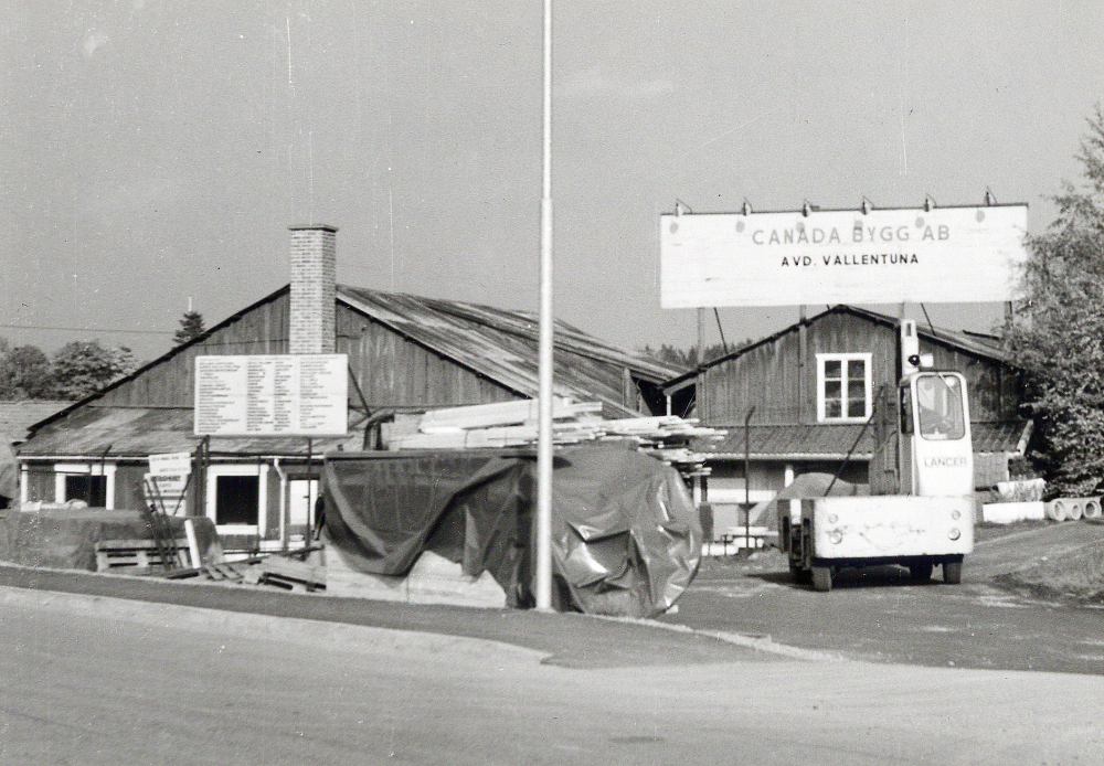 Vallentuna såg låg invid Vallentuna tegelbruk. Sågen startades på 1920-talet av A W Lundqvist som också ägde Vallentuna tegelbruk. Sven Linder och senare G Lengquist och Thitus Hahn drev sedemera Vallentuna trävaruaffär som sedan övergick i Canada bygg AB Canada bygg AB flyttade till Rosendals industriområde