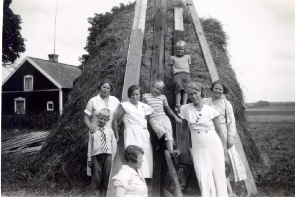 Bild från Markim med anknytning till familjen Holm. Okänt motiv, namnuppgifter saknas. 

EFTERLYSNING! Hör av dig till bildarkivet om du har information om bilden.