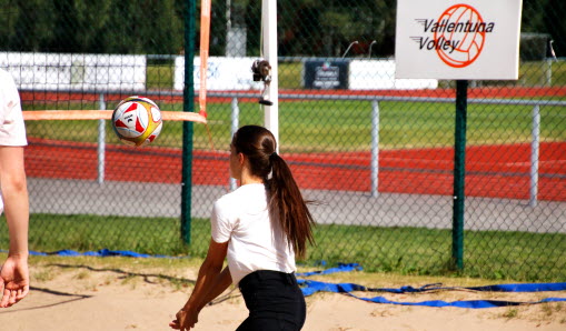 flicka spelar volleyboll