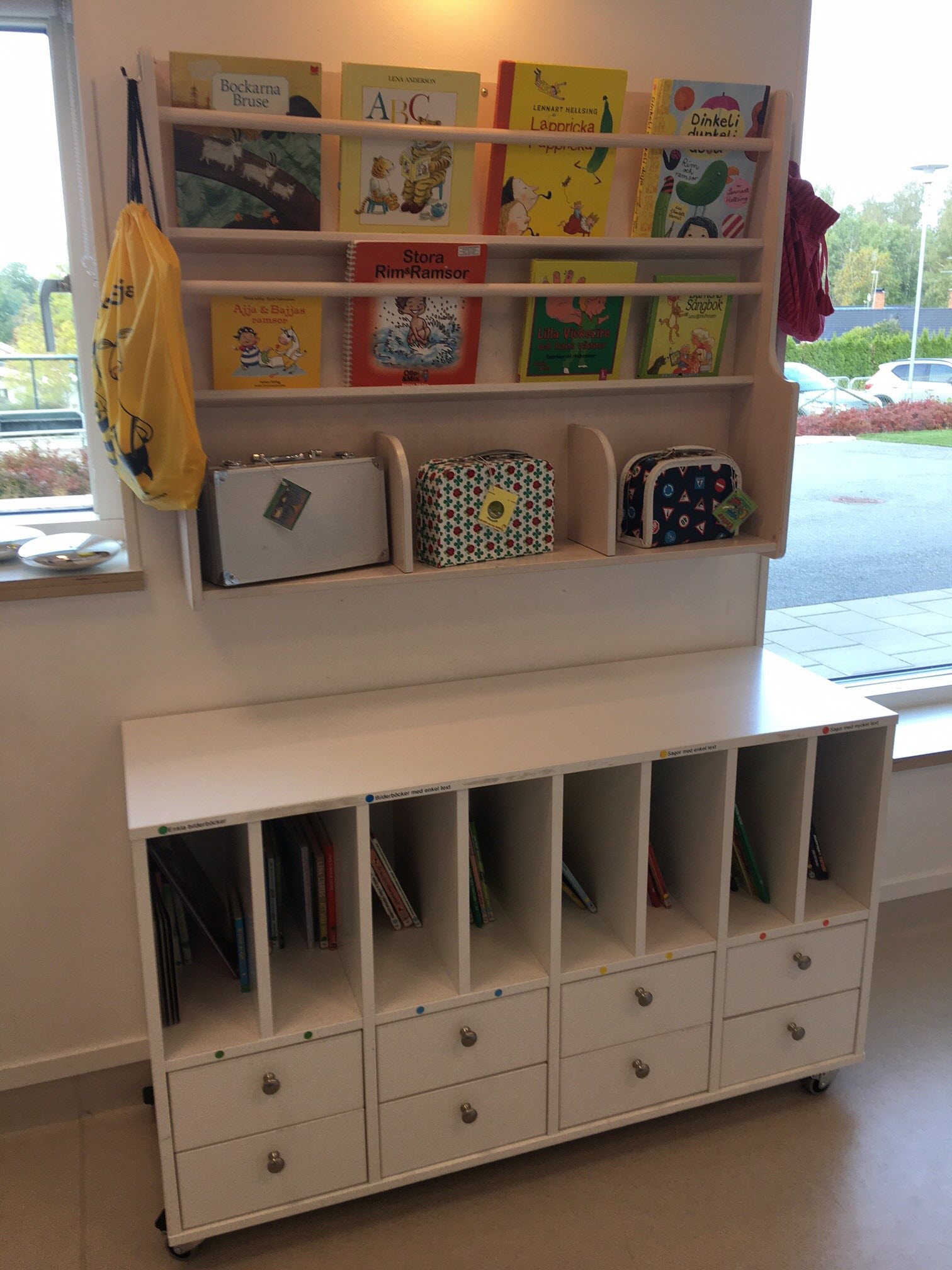 Bokhylla med barnböcker.