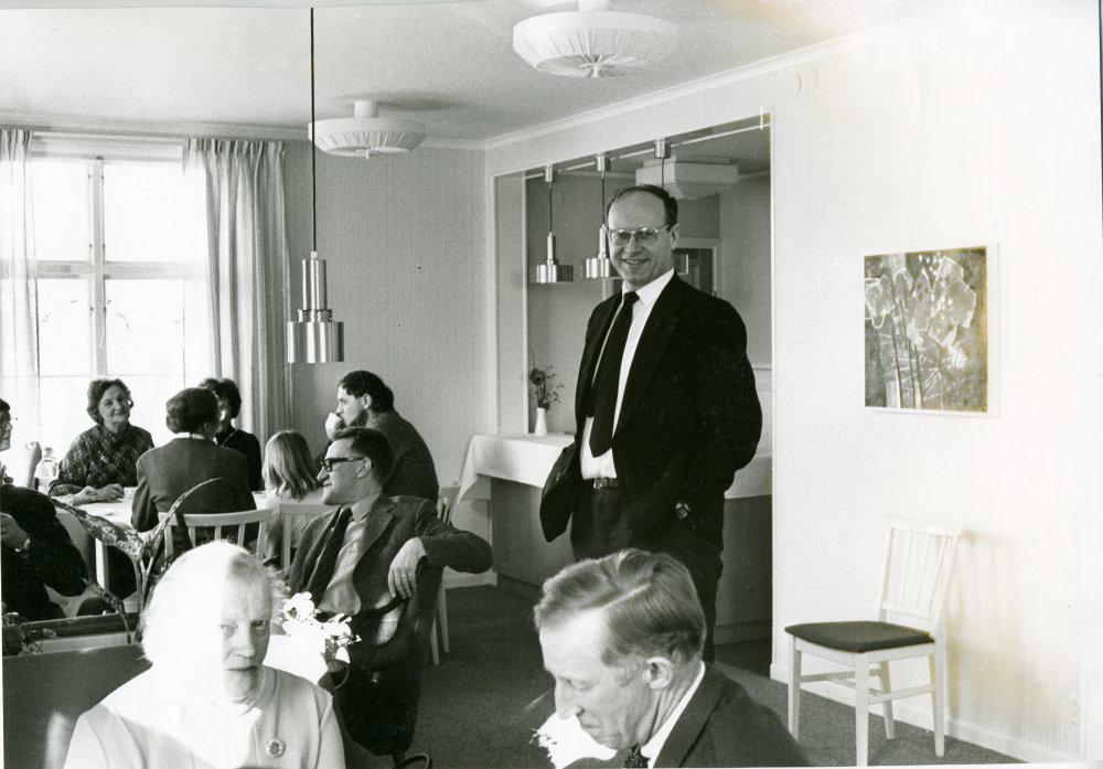 Den nya stads- och utflyktskartan över Vallentuna kommun presenteras i Klockargården våren 1973. Staffan Helmfrid, ordföranden i Vallentuna Hembygdsförening, tar en bensträckare under kaffepausen.
•Fotografiet ingår i bildserien ”Vardagsliv i Vallentuna kommun” av Rachael Gough-Azmier & Gunilla Blomé, Haga Studios HB.