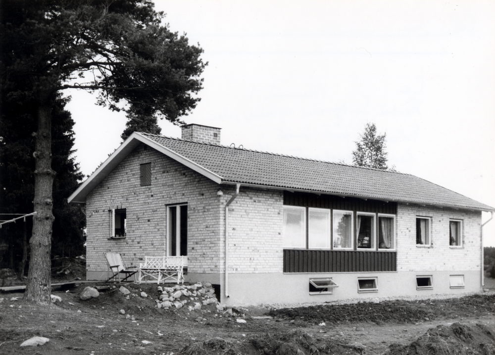 Villa Framnäs  den första villan i en tomtexploatering i Frösunda.  Herbert Sandgren  heter ägaren