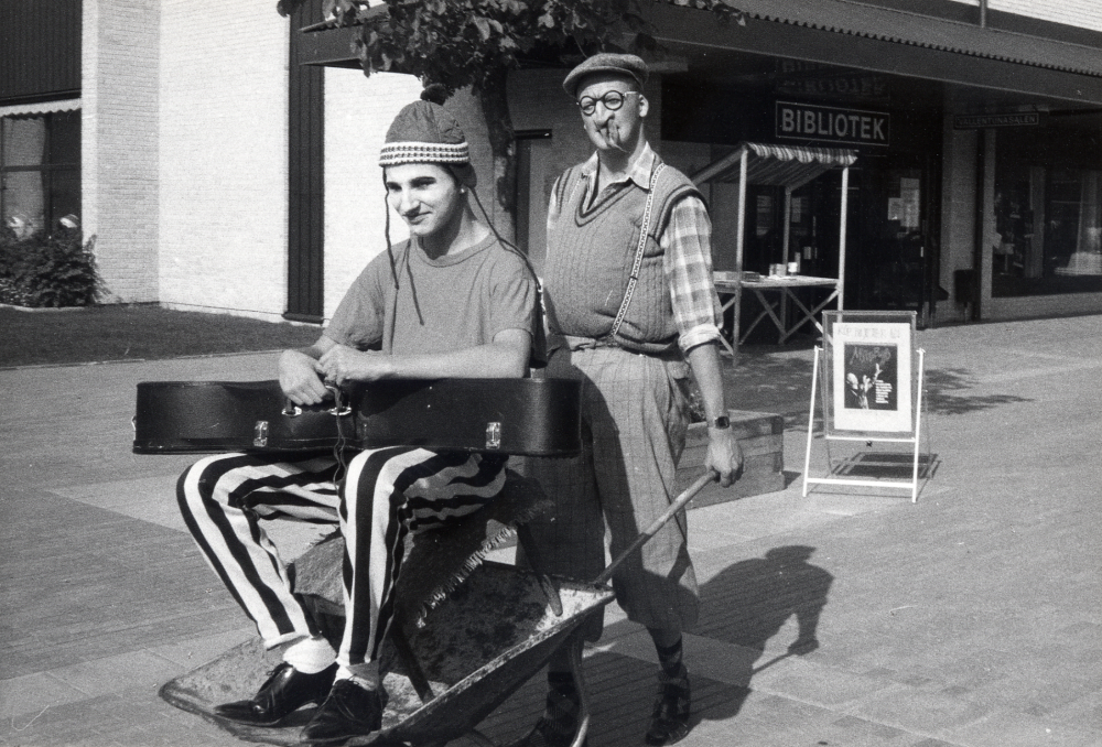 Marknad  på  Tuna torg   Per Norbäck  med  Magnus Andersson  i  skottkärran  på väg till uppträdande på torget