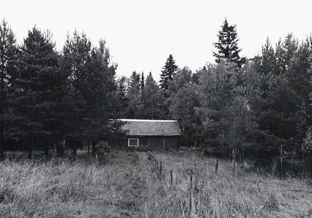 Fritzberg  i Bällsta var rättarbostad till  Bällsta gård.   Fastighetsbeteckning Bällsta 2:142.  Manbyggnaden är uppförd ca 1825. Här syns  ladugården  övergiven och vandaliserad