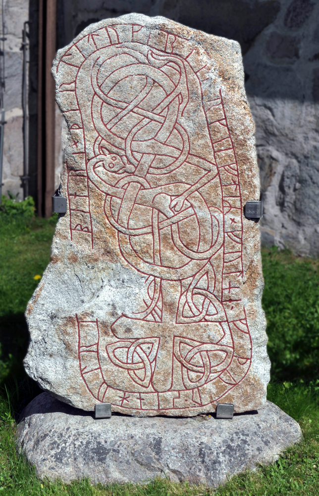 Runsten UFv1993,231 vid Frösunda kyrka, återfanns 1991. Då var den en gångväg över ett dike vid ingången till kyrkogården. Texten är kort: "... -björn, de lät göra minnesmärket efter Fulner, sin fader".