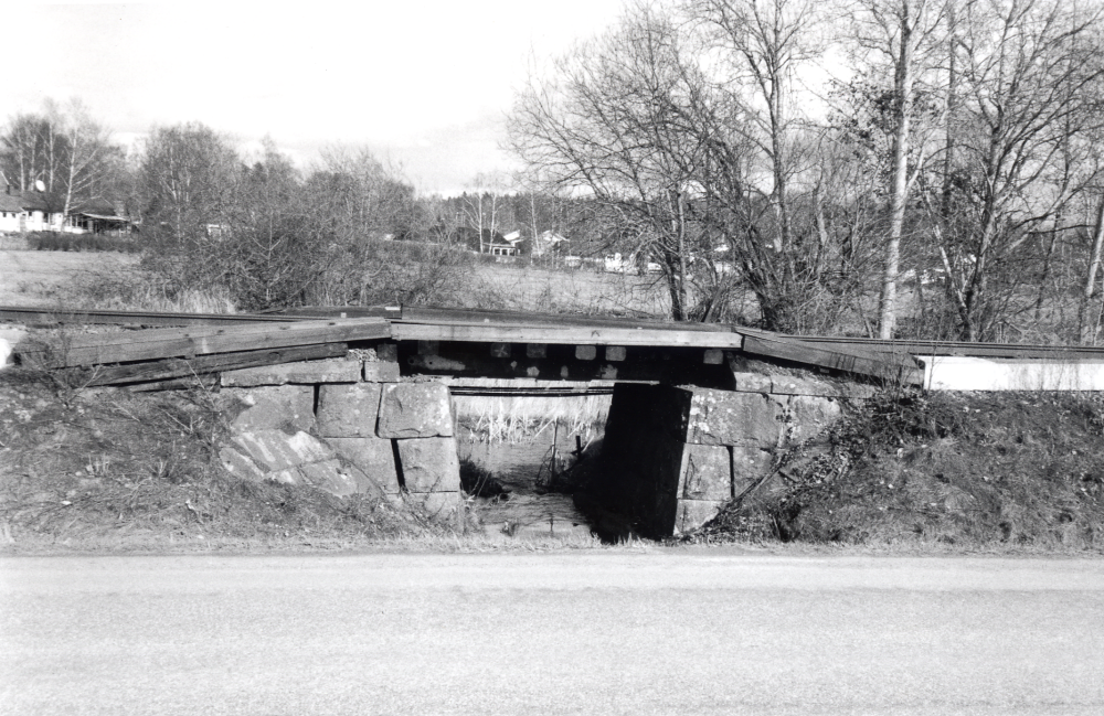Järnvägsbron över Molnbyån vid utloppet i Ormstaån på sträckan mellan Ormsta och Vallentuna före rivningen vid upprustningen av Roslagsbanan sommaren 2006