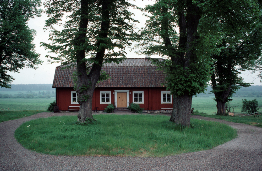 Mangårdsbyggnaden på Stora Benhamra. Färgbild. Bilden kommer från Stockholms läns museum.