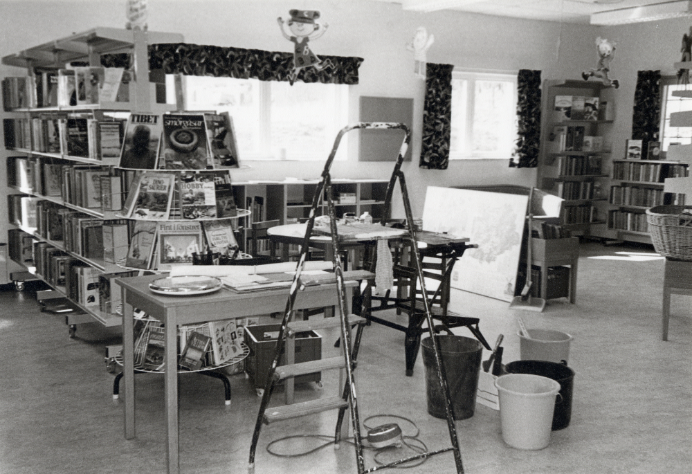 Karby bibliotek får nya lokaler vid Karby torg i samarbete med ICA och posten.  Ombyggnadsarbeten pågår.  Posten upphörde i Karby, ICA övertar den verksamheten och öppnar inom kort Post i butik.  Ännu återstår mycket arbete för att få biblioteket iordningställt till invigningen den 24 april men det mesta är nu på plats, t ex de nya gardinerna och barnavdelningens trähyllor samt bilderbokstrågen