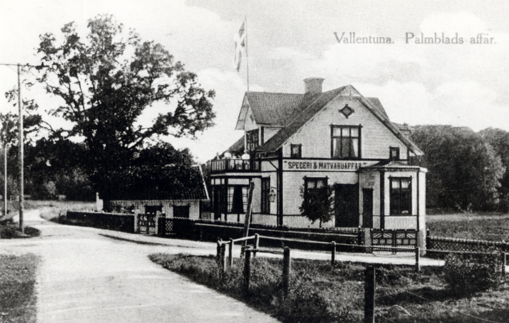 Palmblads affär i korsningen Skolvägen och Stockholmsvägen (nuvarande Karlbergsvägen). Tidigare var Stockholmsvägen leden mellan Stockholm och Markim-Orkesta. Skolvägen ledde ner till samhället och järnvägsstationen, där varor hämtades med kärra.