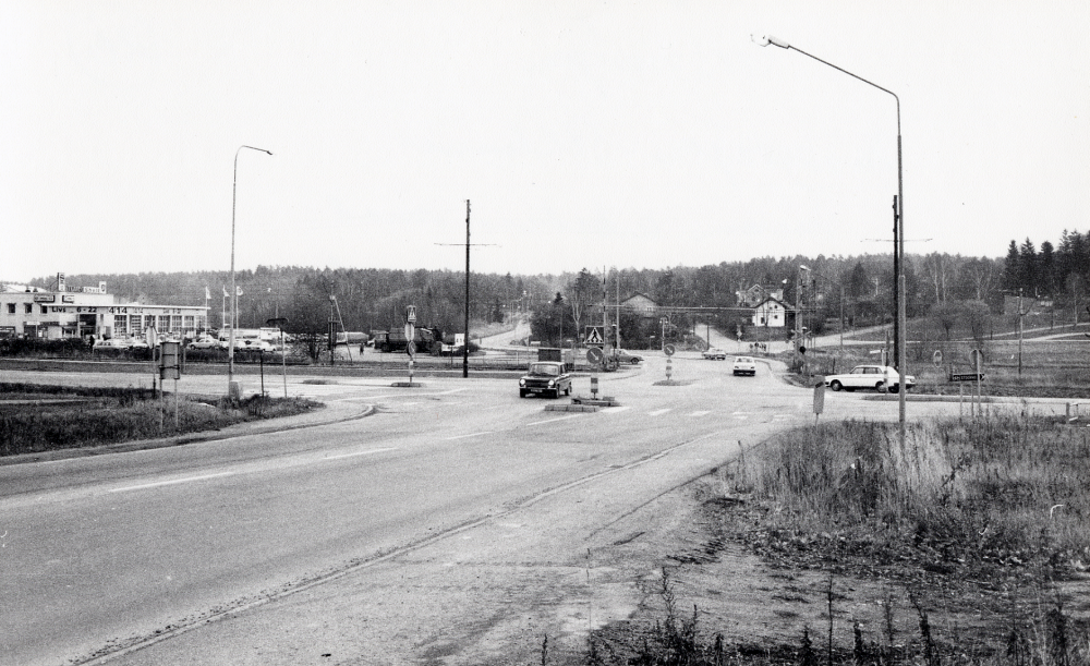 Korsningen Väsbyvägen och Stockholmsvägen innan arbetena med ljussignalerna påbörjats