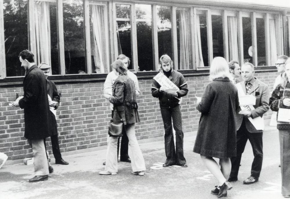 Valsöndag 1973.  Röstsedelsutdelare utanför Ekebyskolan i Vallentuna