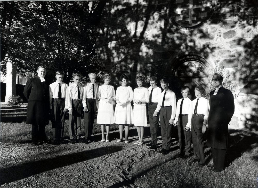 Konfirmation i Kårsta kyrka pingsten 1962.  Kyrkoherde Carl-Erik Björkman hade denna dag hjälp av församlingens komminister Rune Pär Olofsson (senare författare).  Konfirmanderna  heter fr v Christer Kraft Ledinge, Torbjörn Johansson Hall,  Anders Jansson Ekskogen, Birgitta Eriksson Ledinge, Ann-Christin Lundin Kårstaby, Britt (-Ester) Söderström Gillberga, Lennart Åhman Broby, Karl-Ivar Karlsson Ledinge, Torsten Brännlund Kårsta och Bo Wennberg Kårsta