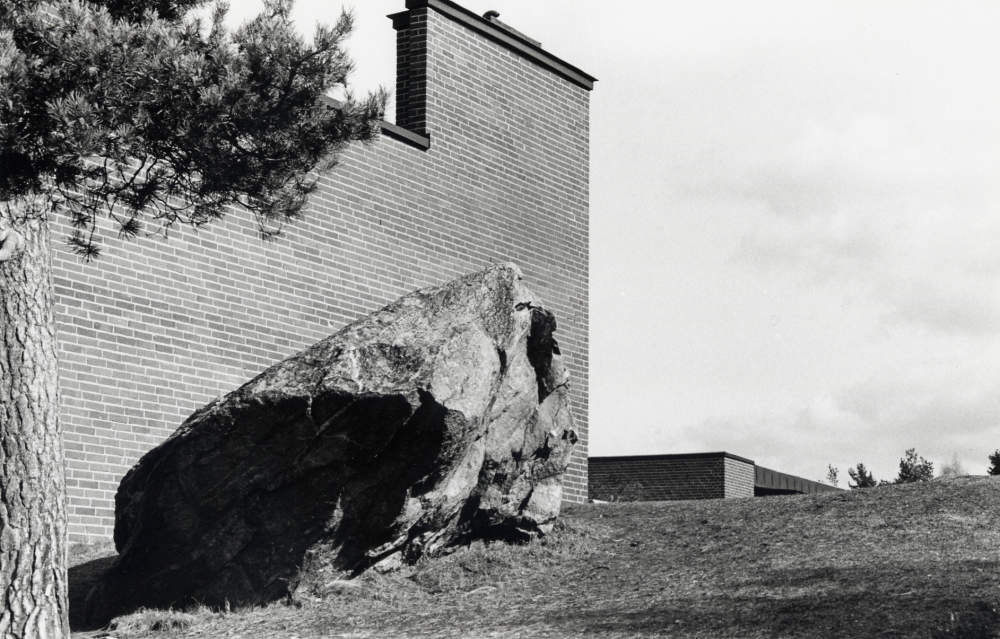 Ekebyskolan i Vallentuna är en låg- och mellanstadieskola.  Här syns ett stort flyttblock?????