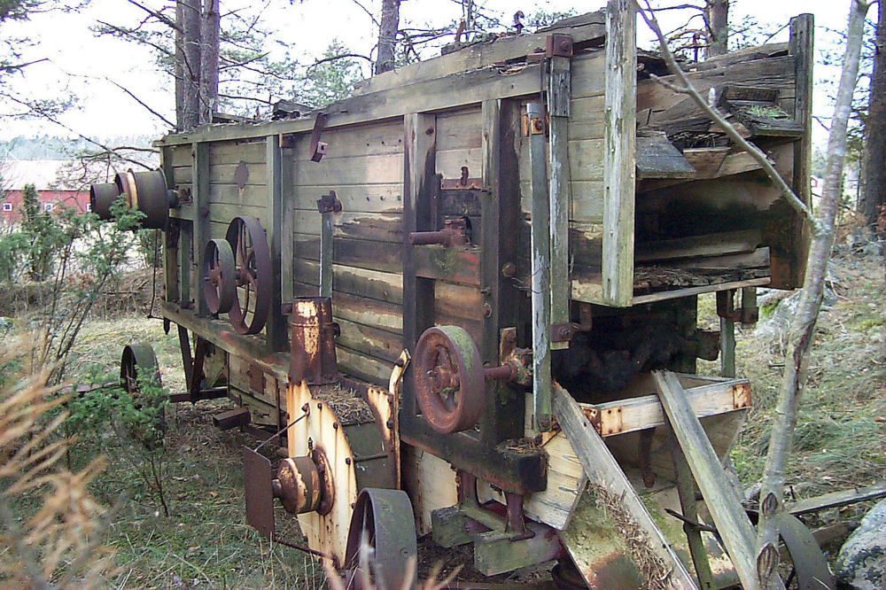 I skogen intill Torsholma i Frösunda stod länge ett gammalt uttjänt tröskverk.