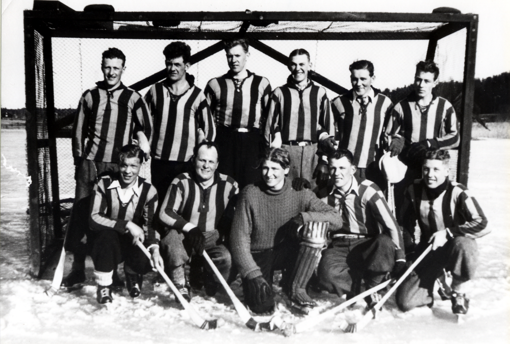 VBK:s bandylag efter match i Pokalserien på Vallentunasjöns is.  I bakre raden står fr v Charles Östervall, Göran Nordström, Gustav Karlsson, Lennart Danneman, Harry Fors och Sven Egnell?.  Nedre raden fr v Bernhard Ekström, Raldo Björn, Knut Johansson, Eskil "Spiken" Johansson och Sven "Lundby" Andersson.