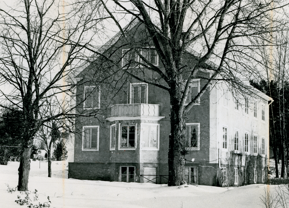 Brottbyhemmets gavelfasad mot söder i mars 1979. Vinterbild.