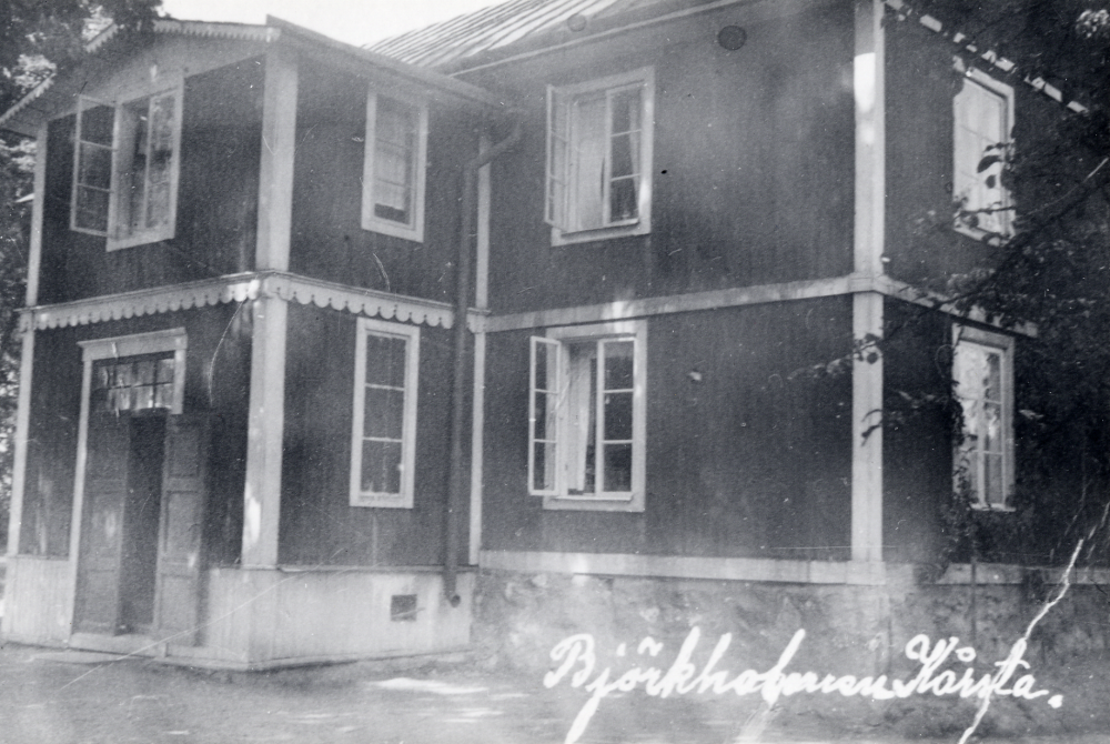 Björkholmens baptistkapell med det gamla kapellet färdigbyggt 1863. År 1878 fanns i församlingen 15 medlemmar. Huset har använts för baptisternas skola, startad 1861, fram till 1890, då skolan förbjöds. Huset har också varit bostad för predikanten.