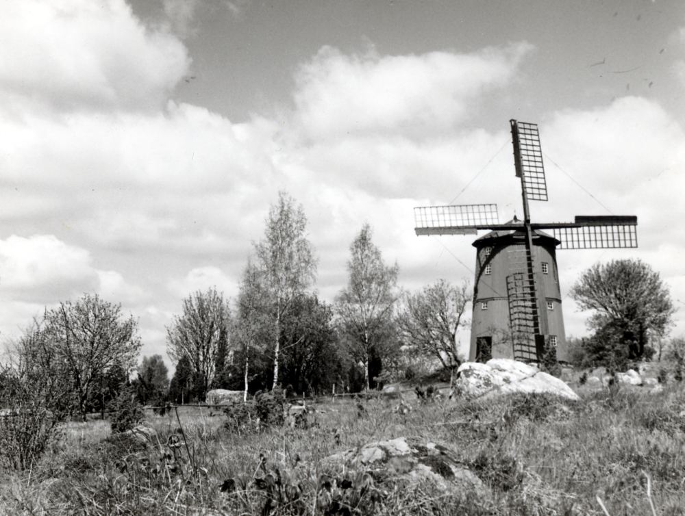Väsby kvarn våren 1969. Vingarna invigdes den 11 maj 1968 efter en stark arbetsinsats av Vallentuna hembygdsförening och då främst Bernhard Bengtsson