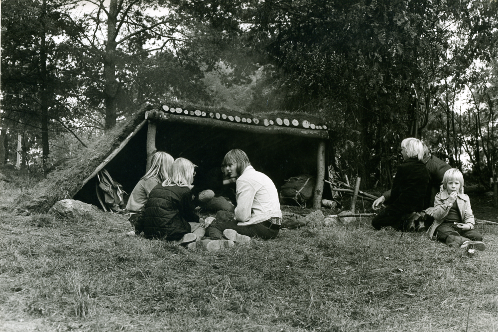 Öppet hus på Hammarbackens scoutgård. Demonstration av scoutliv för barn i alla åldrar. Naturkunskap, lektioner i utomhusmatlagning och visning av scouternas upprustade lokaler. Här har scouterna byggt upp ett vindskydd.
•Fotografiet ingår i bildserien ”Vardagsliv i Vallentuna kommun” av Rachael Gough-Azmier & Gunilla Blomé, Haga Studios HB.