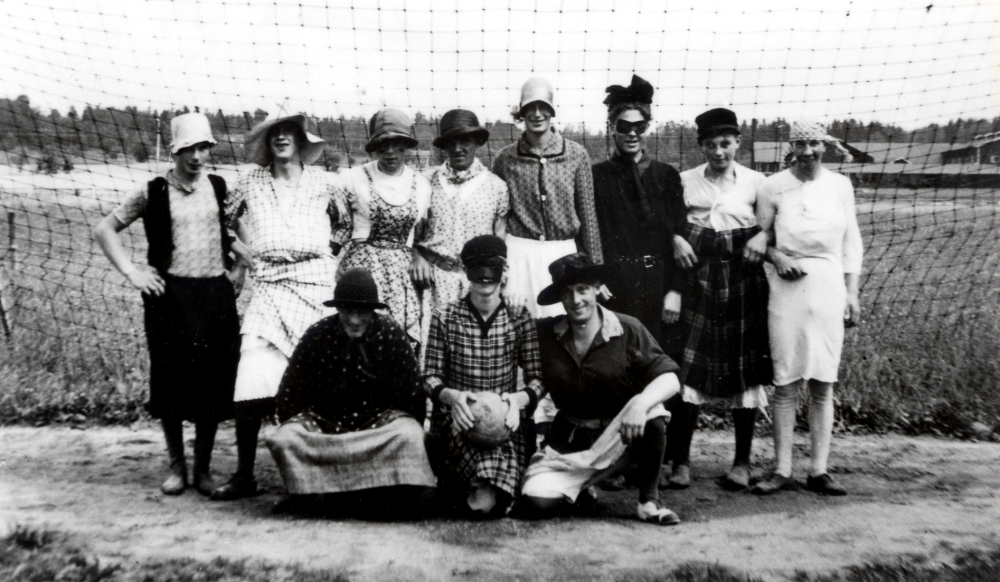 Alla tänkbara försök gjordes för att samla in pengar till VBK.  Redan 1933 ordnades en fotbollsmatch mellan ett damlag och äldre herrlag.  Bilden visar  ett s k "skämtlag" där herrarna för jämlikhetens skull klätt sig som damer.  Dessa matcher var mycket populära och lockade stor publik.  Entréavgiften var 50 öre.  I bakre raden fr v står  Edvin Nordgren, Torsten Skagerlind, Sten "Stubben Karlsson, Einar Jansson, Evert Krieg, Sten-Erik Lindström, Hjalmar Blom och Bror Sjöblom.  I främre raden fr v Charles Östervall, Erland Larsson och Johan Ruben Laurin.