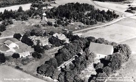 Utsikt över Kårsta kyrka och Kårstaby 1958