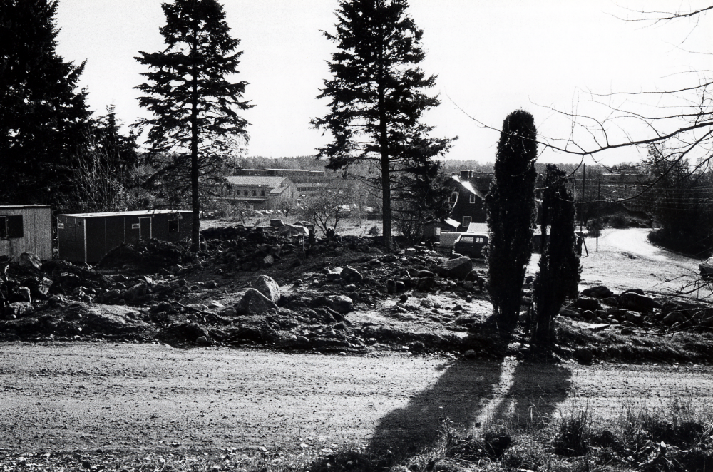 Utgrävning av  fornlämning nr 27  norr om Vallentuna centrum inför utbyggnad av centrum. Här hittades bl a ett  tärningsfragment  vilket senare gav namn åt det förvaltningshus som byggdes straxt söder om utgrävningarna. I bakgrunden syns gamla Konsumhuset och taket på Tunahuset vid Tuna torg. I bildens mitt en av  Syskonvillorna  I förgrunden  Vikingavägen