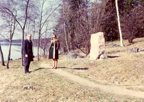 En man och en kvinna som står bredvid en runsten