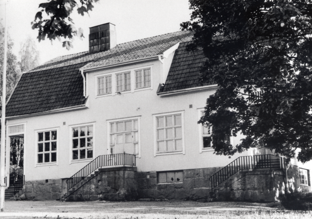 Gula, tidigare Vita, skolan i Hjälmsta.  Från att ha varit vit från början målades skolhuset, byggt 1910, om i gul färg i samband med bygget av nya Centralskolan.  I Gula skolans källare inrättades ett bad och bastu med bidrag från bl a den pensionerade lärarinnan Julia Fredlund och även från Röda korset.  Badet var en populär inrättning då de flesta hushåll saknade möjlighet att bada hemma.  Vita/gula skolan revs och brändes ner i januari 1964 och på dess plats invigdes 1965 en röd tegelbyggnad för verkstadstekniska ämnen