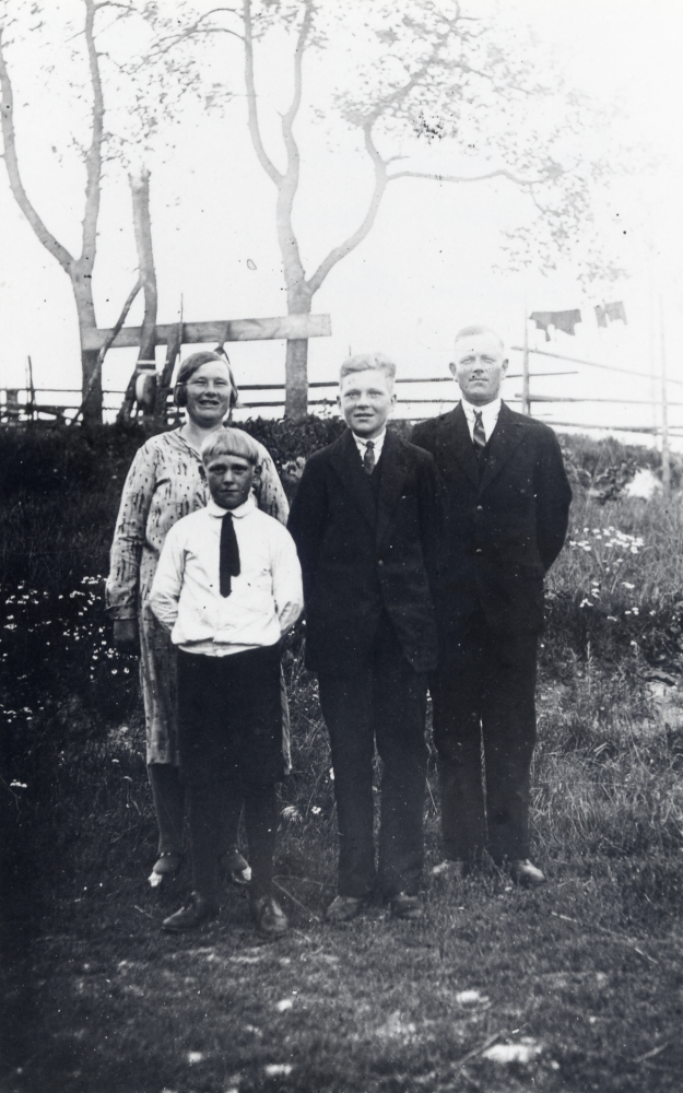 Sven Andersson med hustru Hulda och sönerna Valter och Harry vid Sundby gård i Össeby-Garn